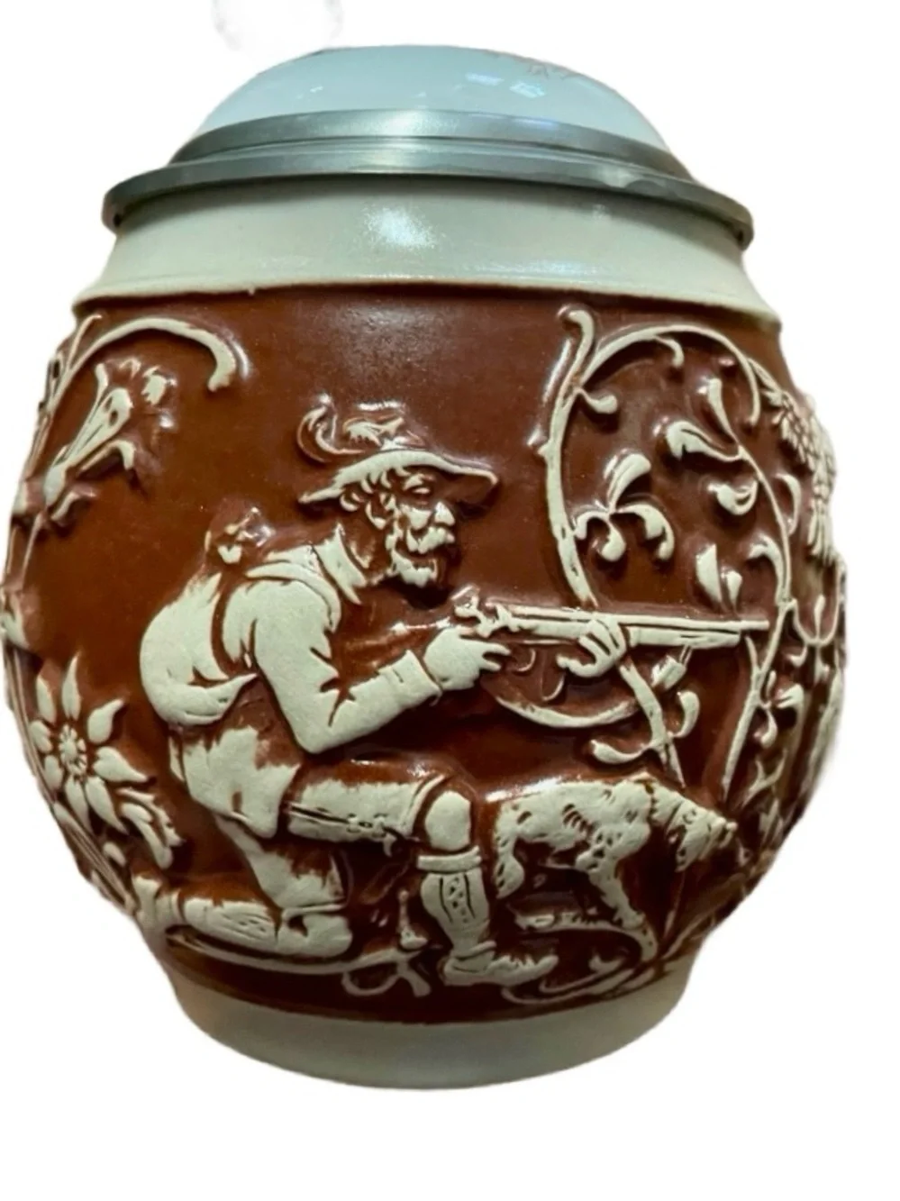 Gerz ~ Limited Edition #2104 ~ Brown & White ~  Hunting Design ~ Tankered